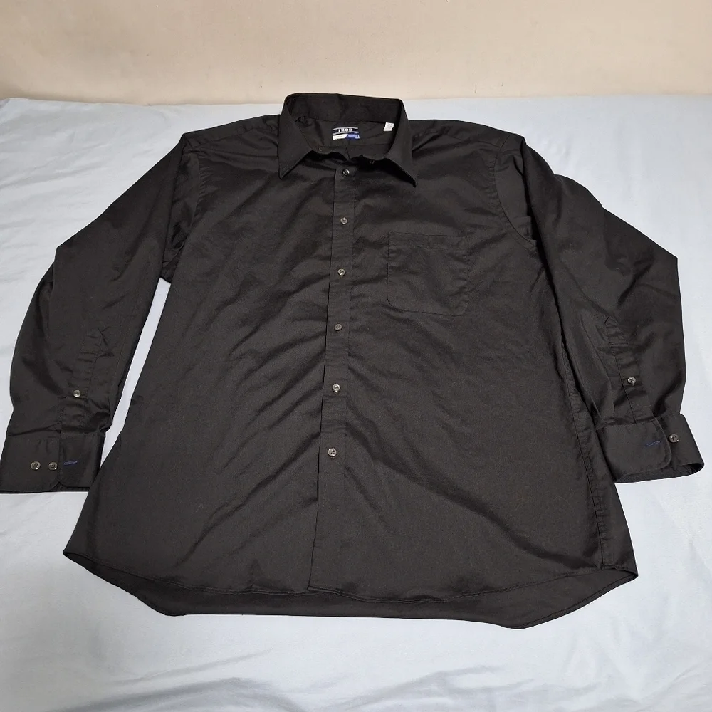 Izod long sleeve button-down shirt, stretch regular fit. In a men's XL. EUC